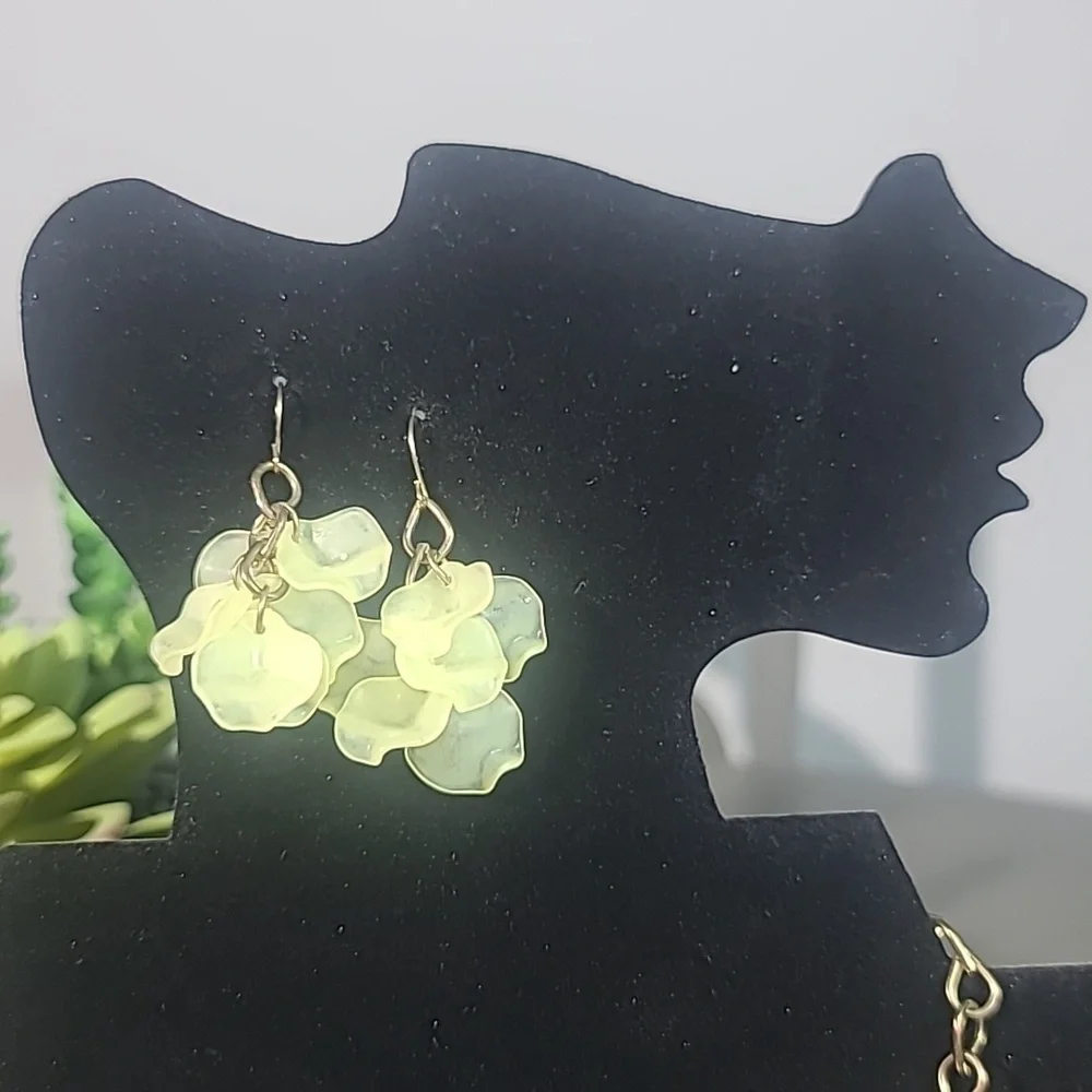 Elegant Floral Necklace and Earring Set